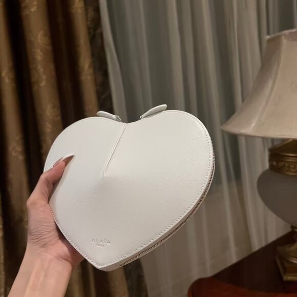 ALAIA light pink heart-shaped women's fashionable shoulder bag - Picture 2 of 8